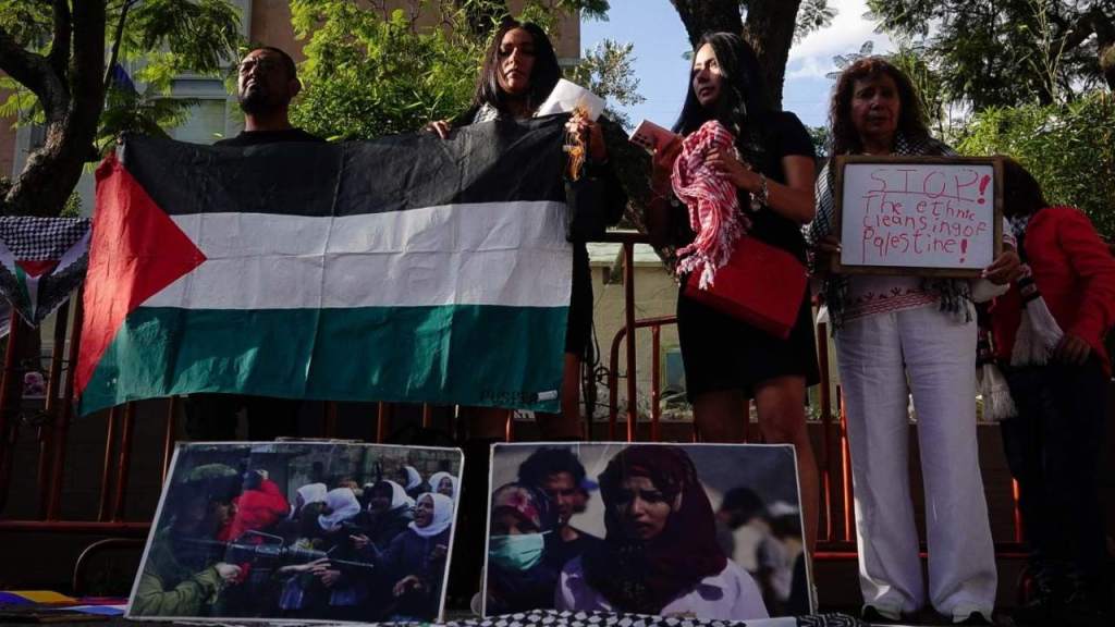 Decenas de personas realizaron protestas a las afueras de la Embajada de Israel en México, en apoyo a Palestina y en contra de las acciones militares de aquel país en la Franja de Gaza.