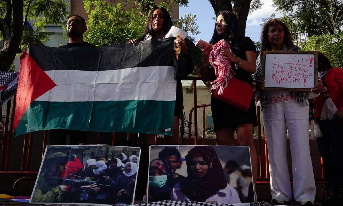 Decenas de personas realizaron protestas a las afueras de la Embajada de Israel en México, en apoyo a Palestina y en contra de las acciones militares de aquel país en la Franja de Gaza.