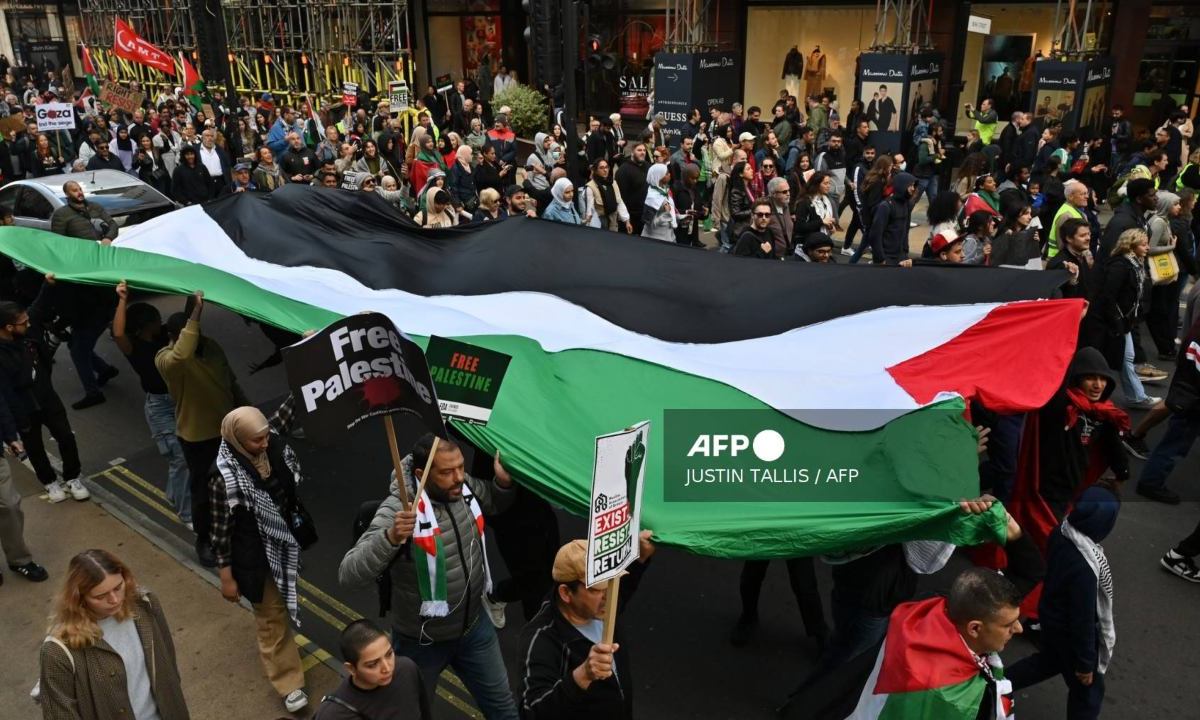 Miles de personas se manifestaron este sábado en el centro de Londres, bajo fuerte vigilancia policial, en apoyo de los palestinos