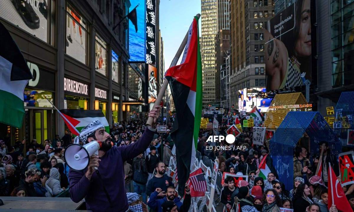 Miles de manifestantes salieron a la calle este viernes en Nueva York al grito de "Palestina libre", entre ellos muchos judíos
