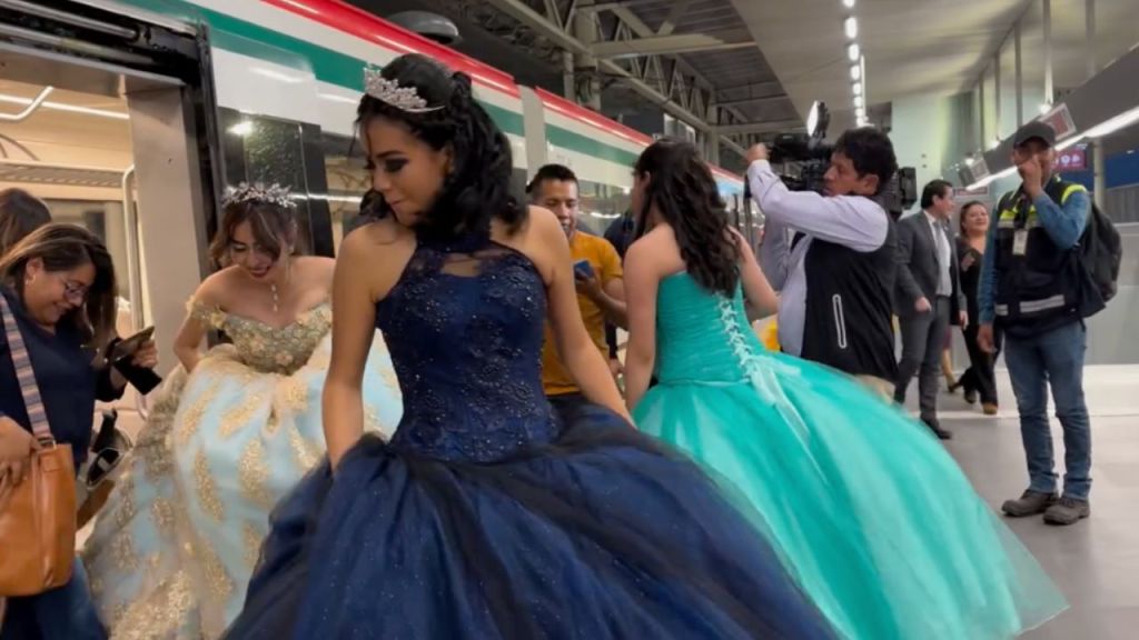 Quinceañeras realizan sesión fotográfica en el Tren Interurbano "El Insurgente"