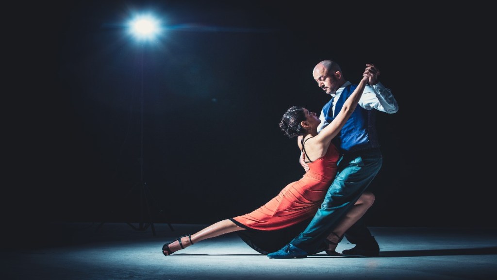 dos personas bailando tango