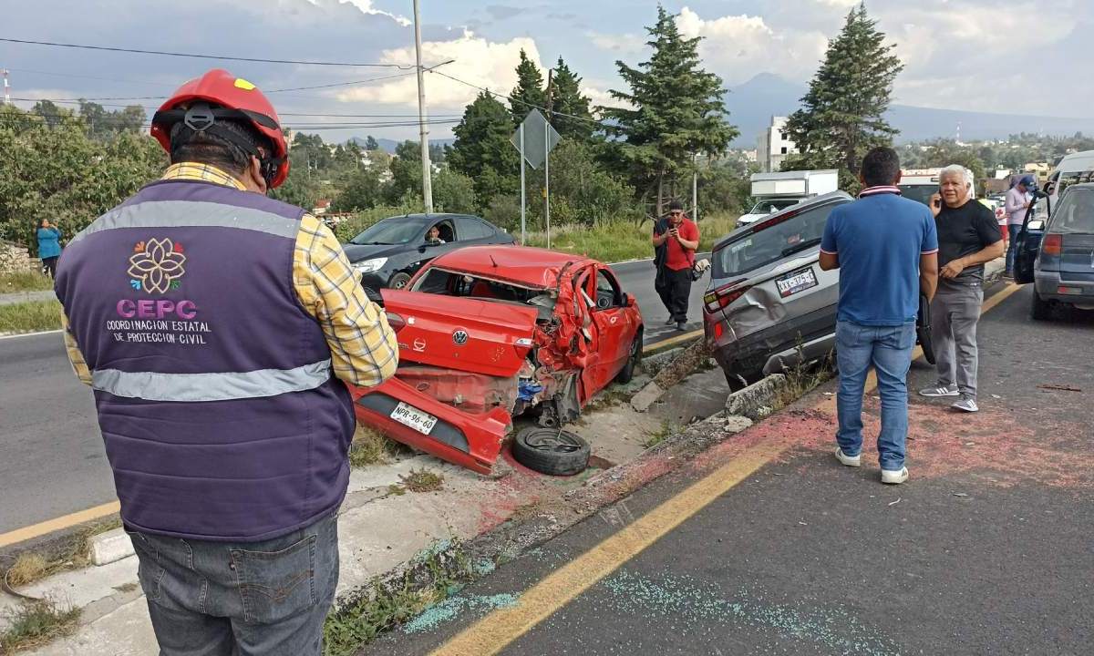 La tarde de este viernes, un autobús de la empresa ATAH impactó a por lo menos 12 vehículos en una megacarambola sobre la carretera Apizaco-Tlaxcala