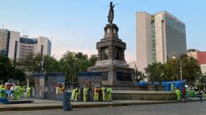 CDMX: Colocan vallas en Reforma 222 y monumentos por marcha en defensa del PJ. Noticias en tiempo real