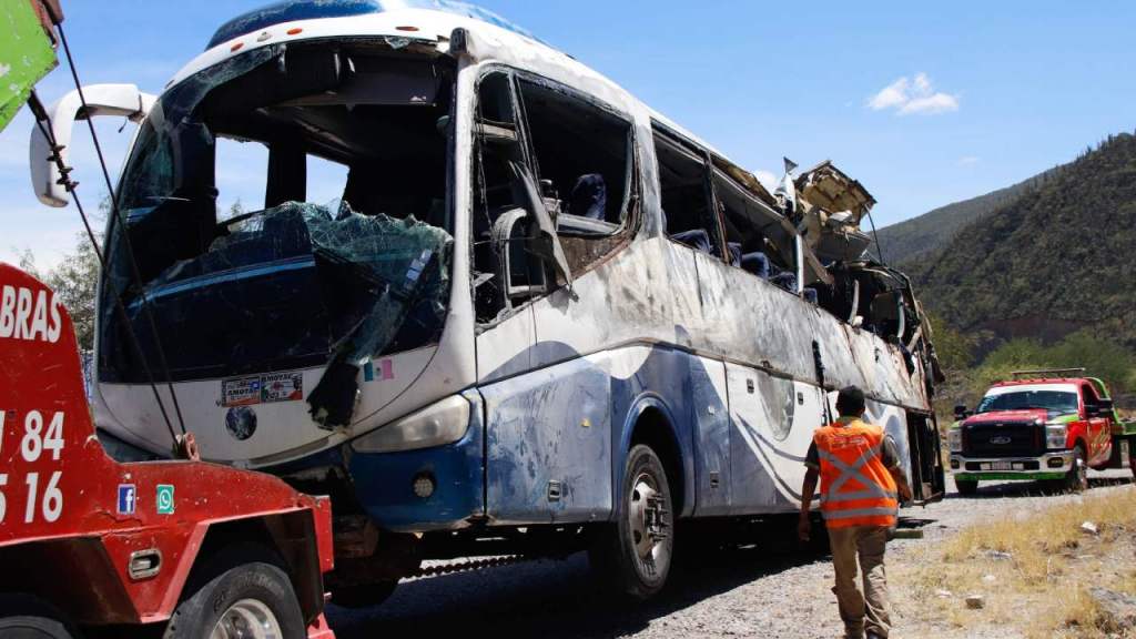 La Fiscalía de Oaxaca detuvo este sábado 7 de octubre al conductor del autobús que volcó en la carretera Oaxaca-Puebla