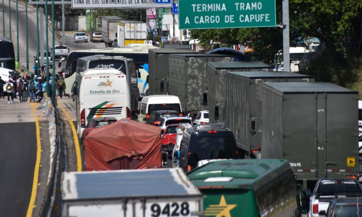 Acapulco en emergencia y normalistas cierran autopista