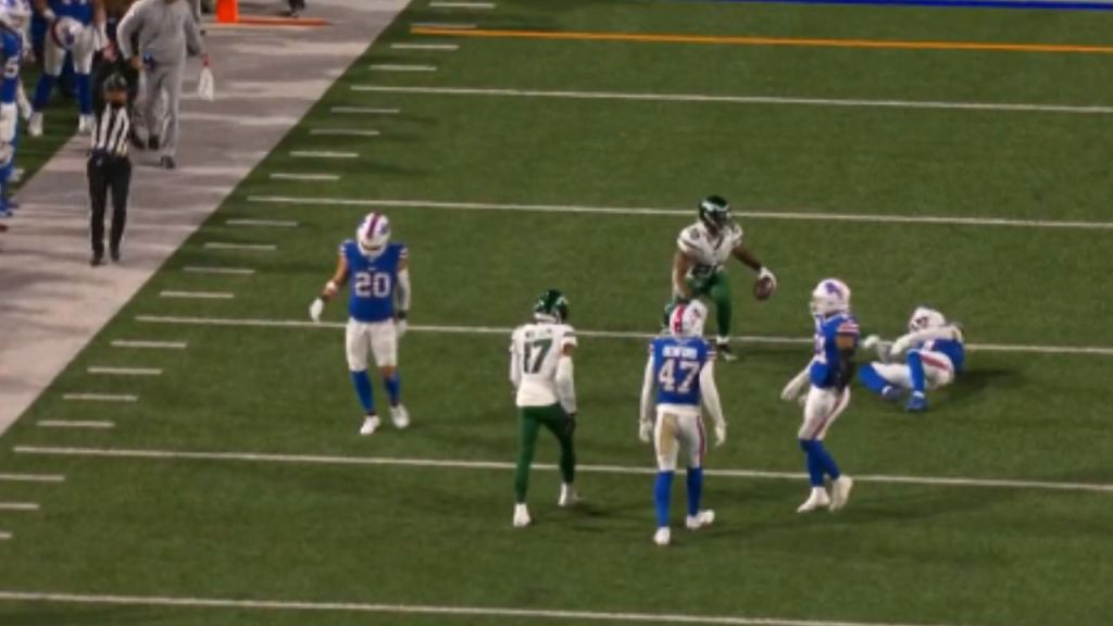 Foto:Captura de pantalla|Taylor Rapp de los Bills sufre lesión en el partido contra los Jets