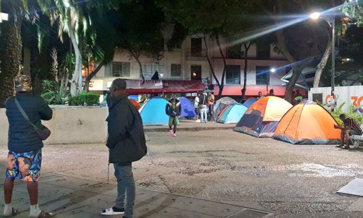 Pide diputada y vecinos reubicación de campamento de migrantes en la colonia Juárez