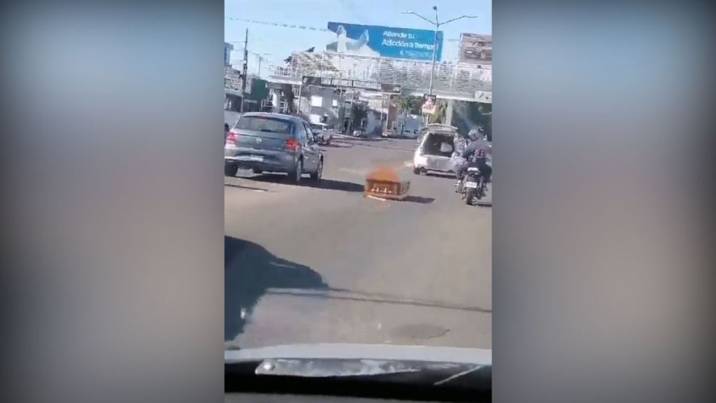 Ataúd sale disparado en carretera de Culiacán