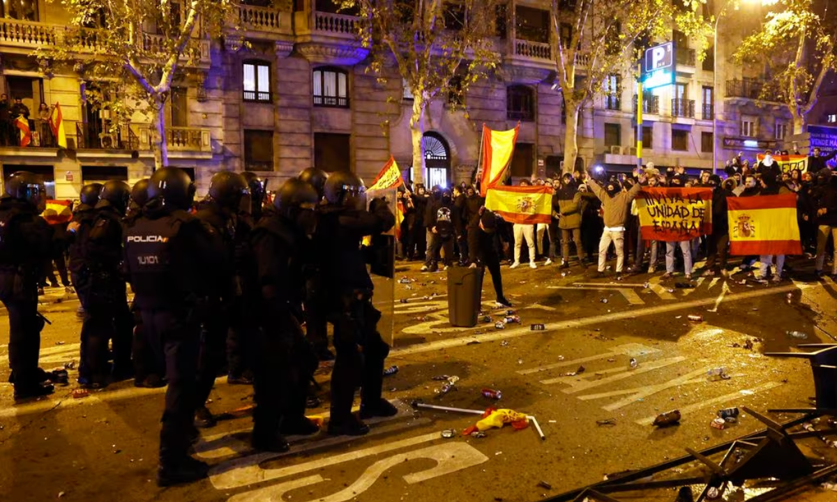 Protesta contra ley de amnistía desata caos frente a la sede del Partido Socialista Español en Madrid