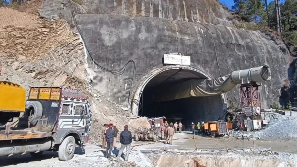 Rescatistas de la India intentan salvar a 40 obreros atrapados por el colapso de un túnel