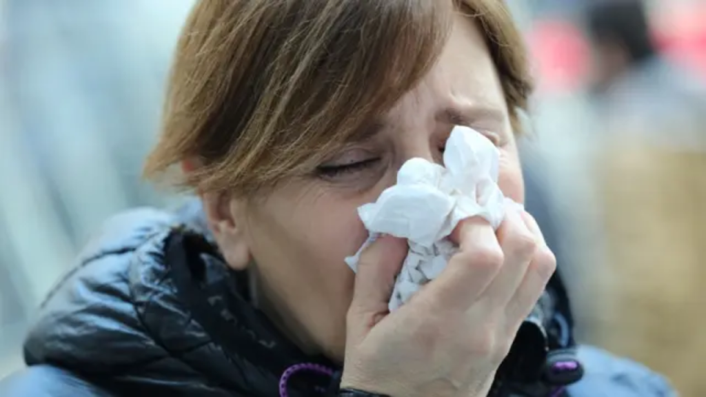 Resfriado 'brutal peor que cualquier otro virus’ azota el Reino Unido