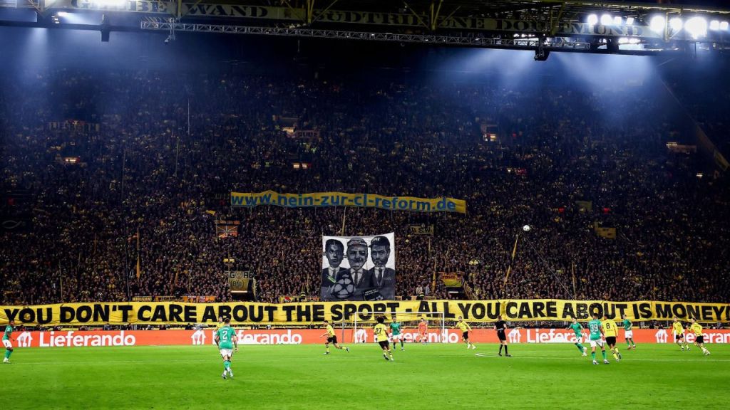 Los hinchas del Dortmund mandaron un polémico mensaje a la FIFA, UEFA y hasta al dueño del PSG