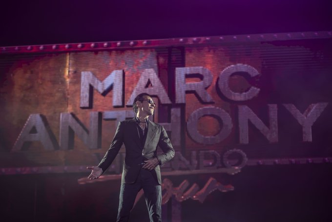 Derrochando amor, Marc Anthony tomó el escenario del Palacio de los Deportes para deleitar a sus fans mexicanos en el primero de los dos conciertos que dará en la capital de su gira “Viviendo Tour".