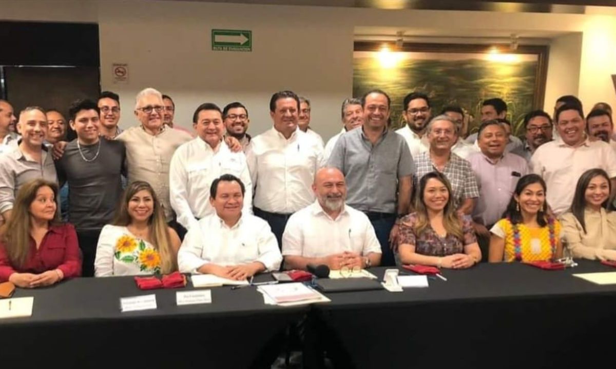 El coordinador de Morena en Yucatán, Joaquín El Huacho Díaz Mena, presentó a su equipo más cercano de campaña