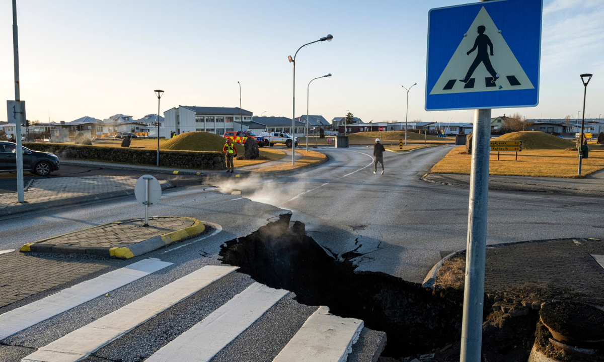 Habitantes de Grindavik, al suroeste de Islandia, salieron este fin de semana de la ciudad por medio de sus vehículos, tras los temblores causados por la actividad del volcán Fagradalsfjall.