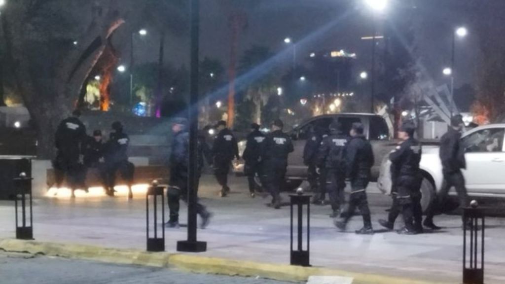 Elementos de la Fuerza Civil cercaron el Palacio de Gobierno de Nuevo León