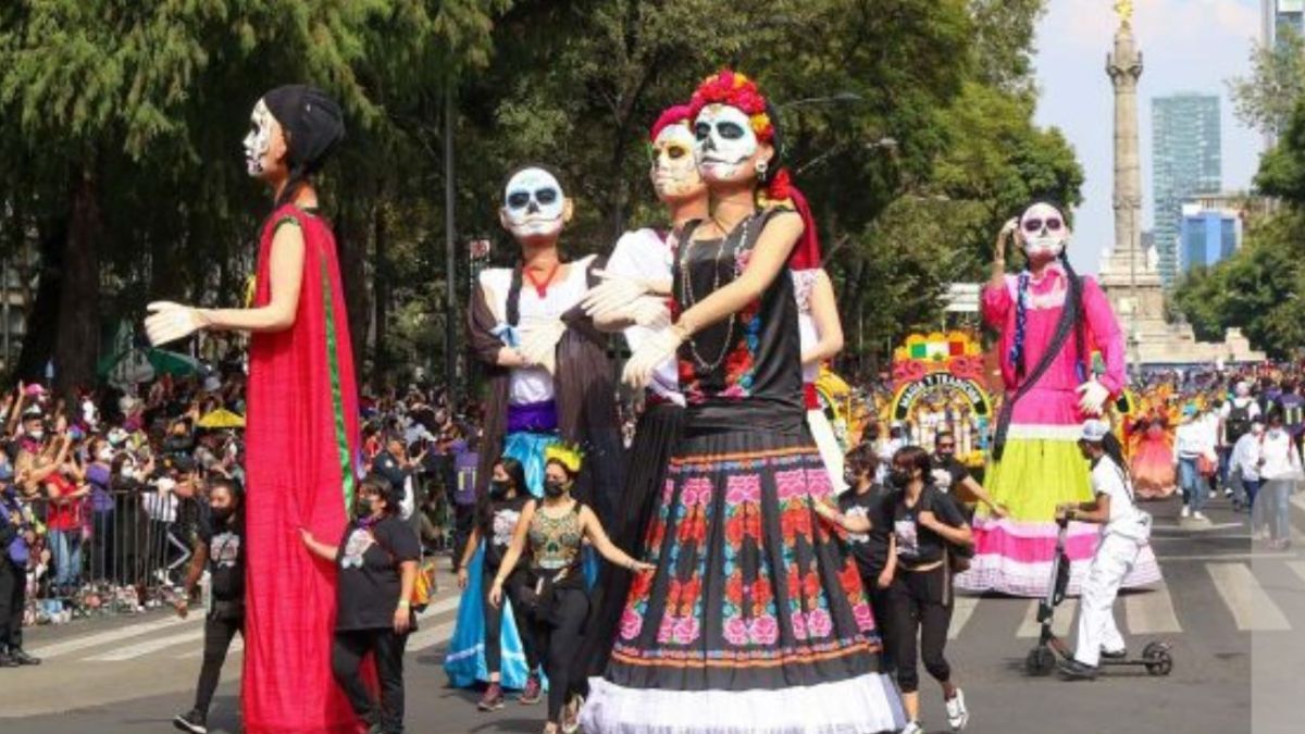 Este sádabo se realizará el Gran Desfile de Día de Muertos desde la Puerta de los Leones (Chapultepec) hasta el Zócalo de la CDMX