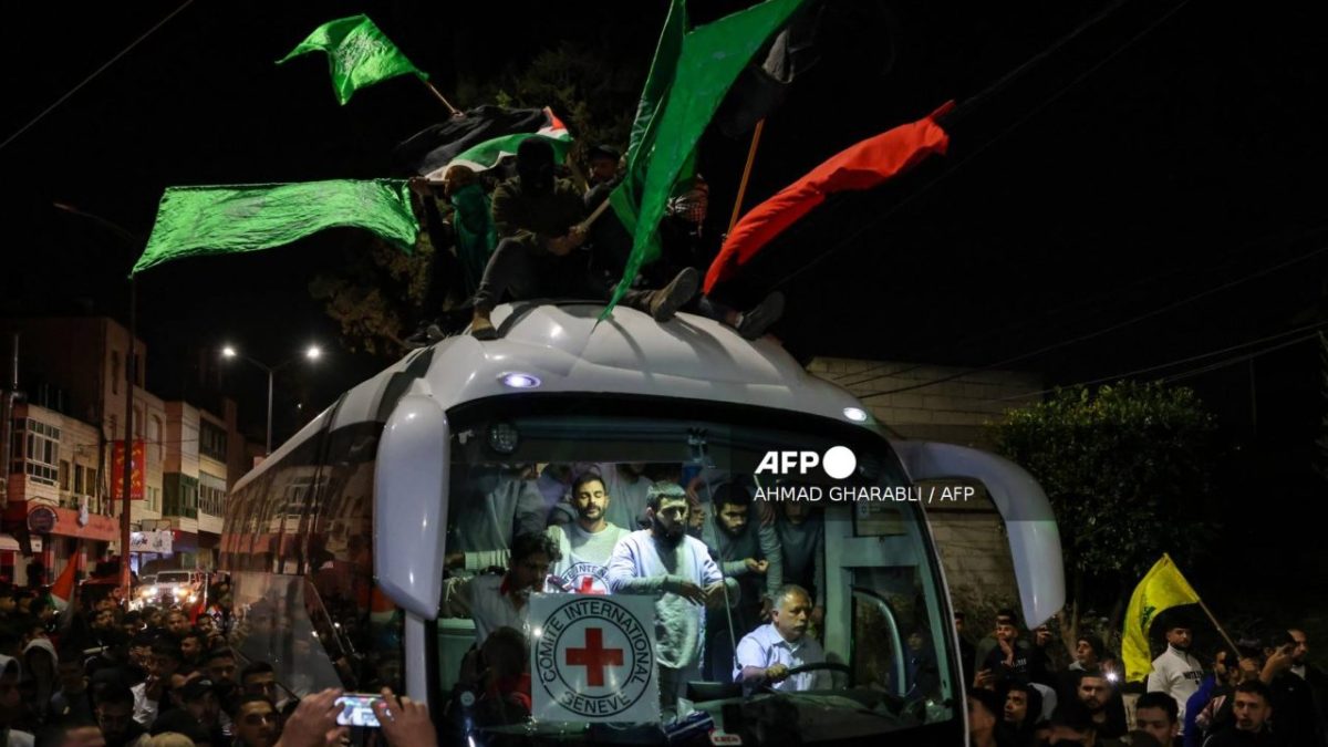 Diecisiete rehenes, 13 de ellos israelíes, que estaban retenidos en Gaza desde hace semanas, fueron liberados este sábado por la noche
