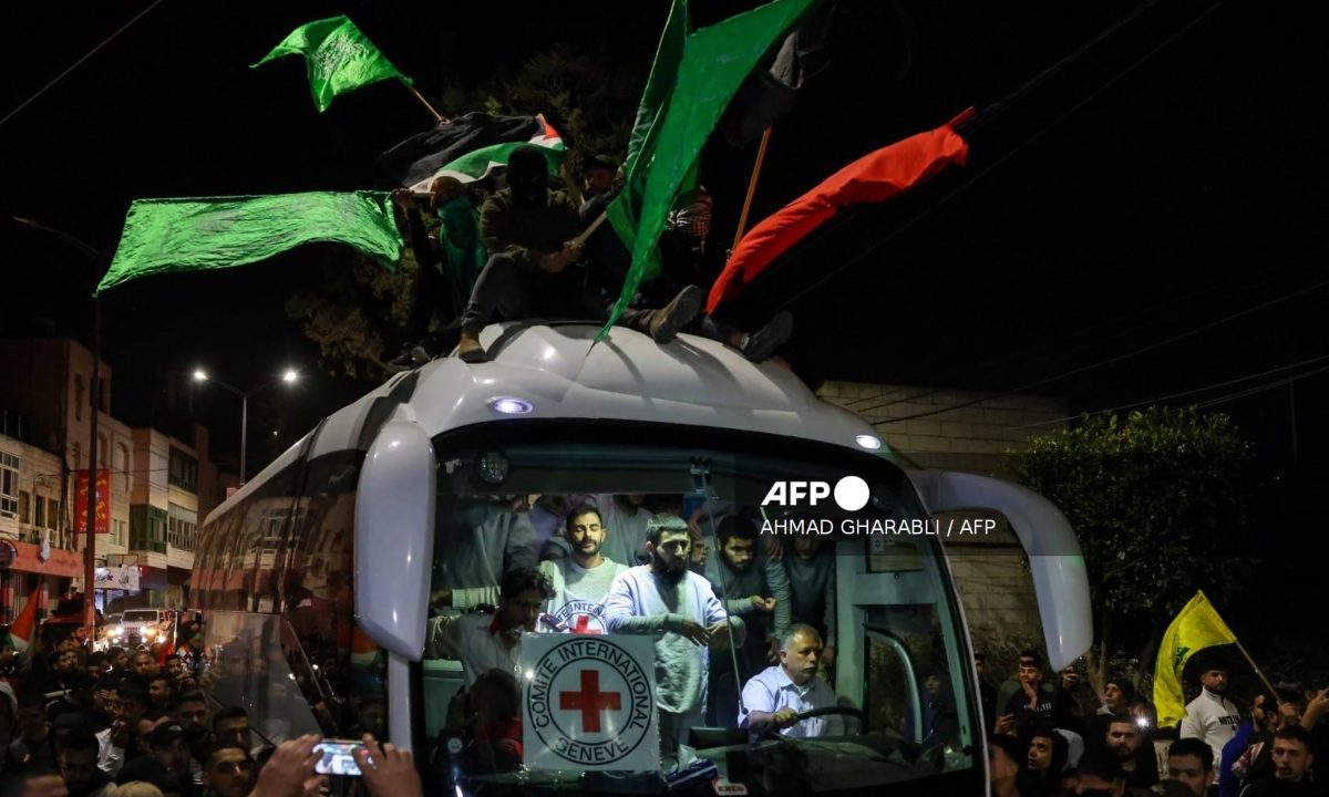 Diecisiete rehenes, 13 de ellos israelíes, que estaban retenidos en Gaza desde hace semanas, fueron liberados este sábado por la noche