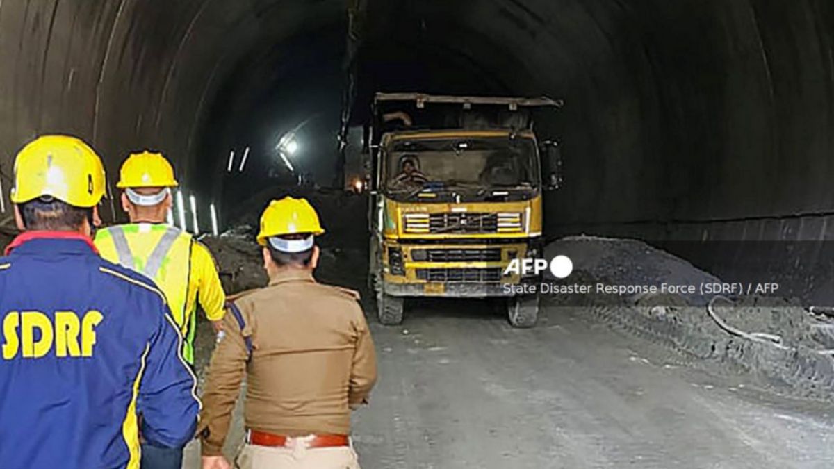 Rescatistas luchan por salvar a 40 trabajadores atrapados en túnel colapsado en India