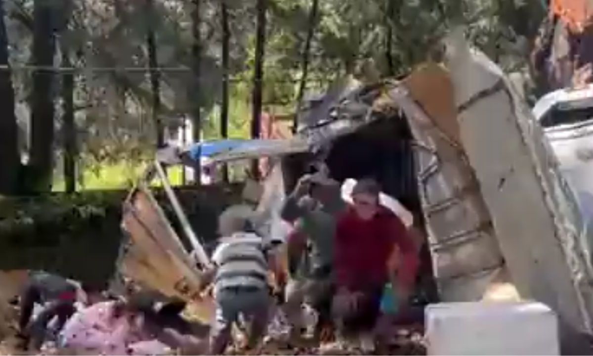 Camioneta con víveres para Acapulco vuelca en la México-Cuernavaca; se registra rapiña