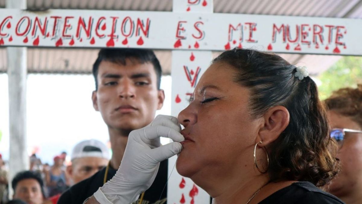 Migrantes de caravana se suturan los labios para demandar documentos
