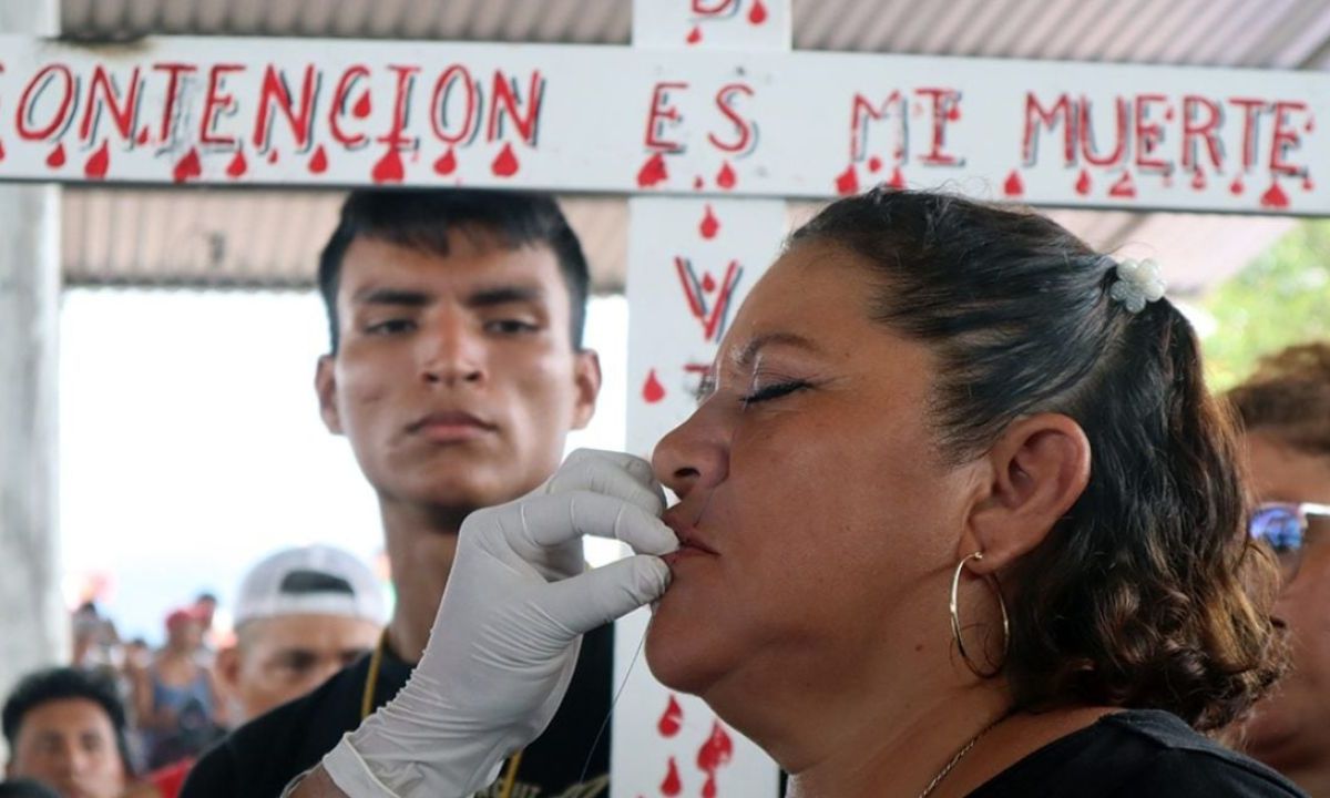 Migrantes de caravana se suturan los labios para demandar documentos