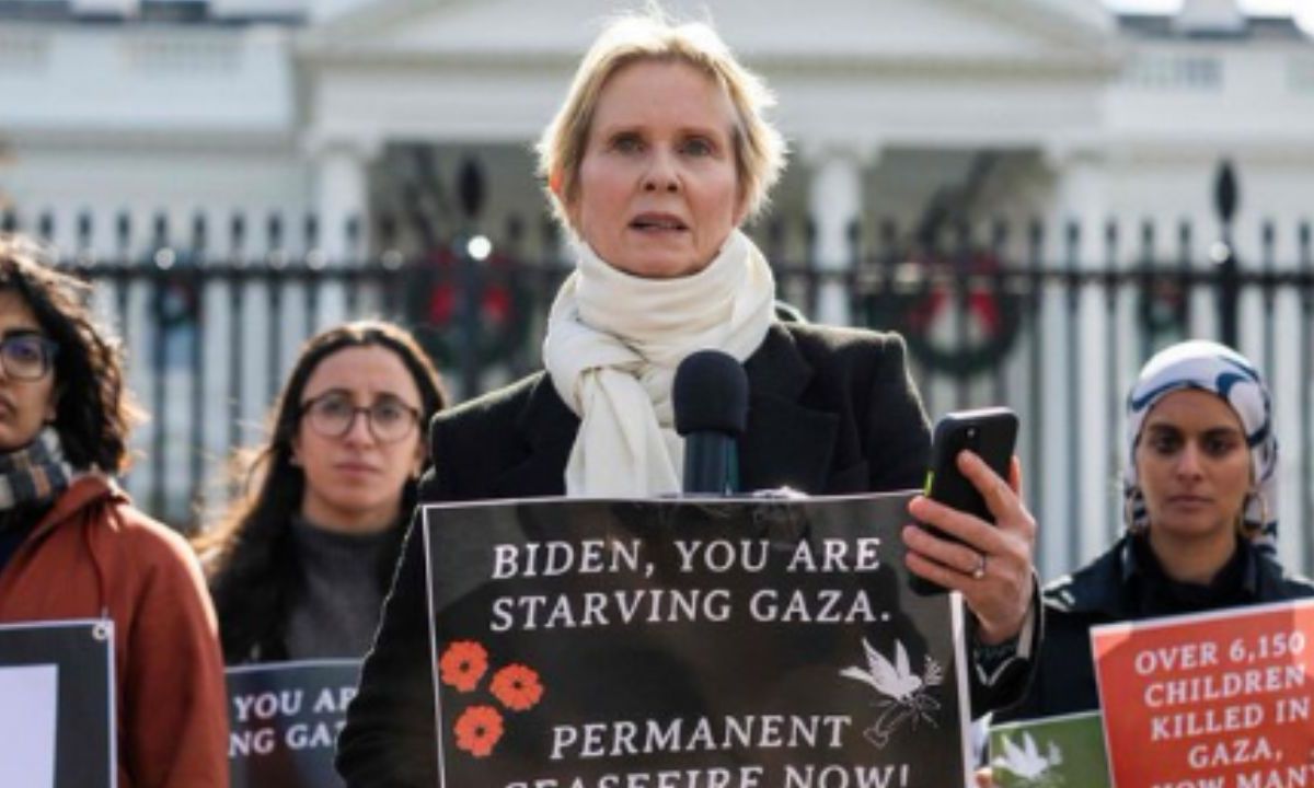 Foto:Captura de pantalla|Por el alto al fuego en Gaza, Cynthia Nixon de Sex and the City está en huelga de hambre