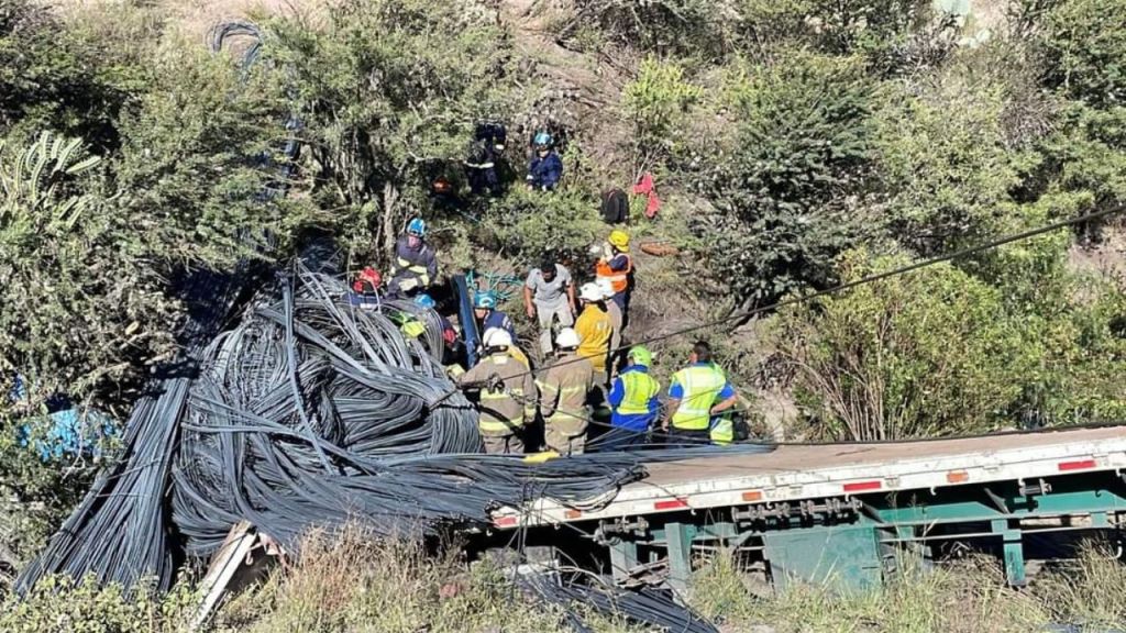 Un muerto y un herido fue el saldo de la volcadura de un camión en carretera de Querétaro