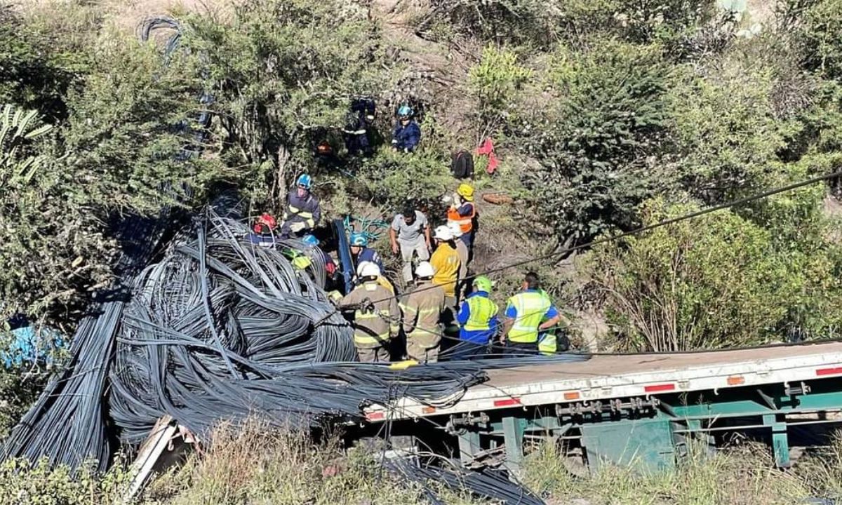 Un muerto y un herido fue el saldo de la volcadura de un camión en carretera de Querétaro