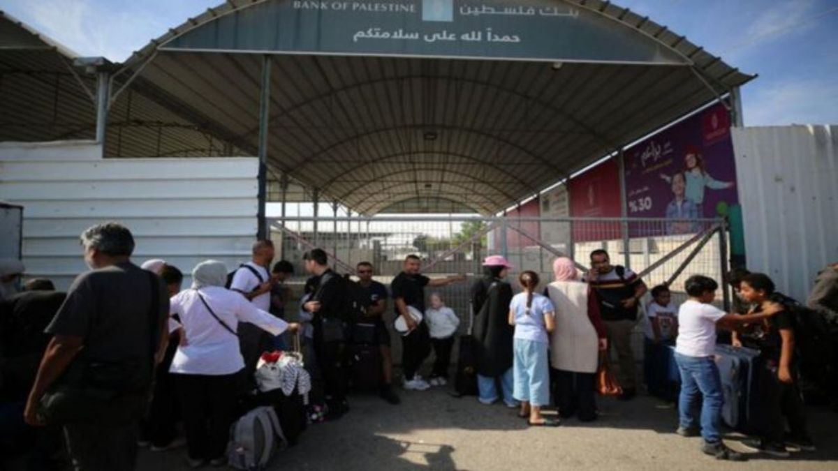 Extranjeros y palestinos cruzan a Egipto tras reapertura del paso fronterizo Rafah
