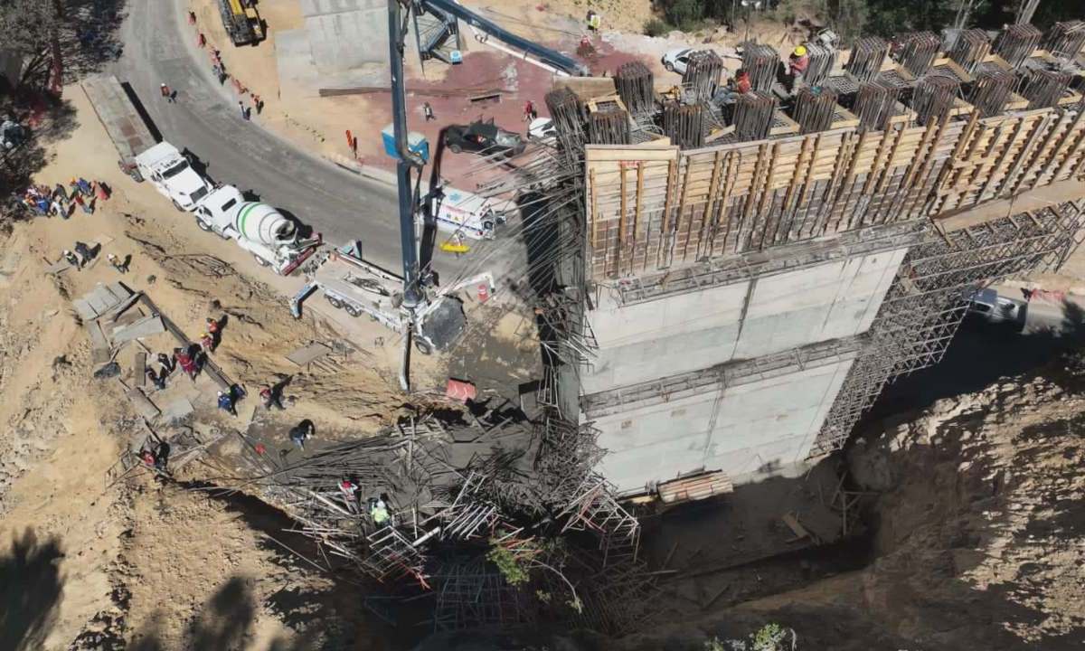 Durante este sábado 18 de noviembre se registró el colapso de un andamio en las obras que se realizan en la carretera Pachuca-Huejutla