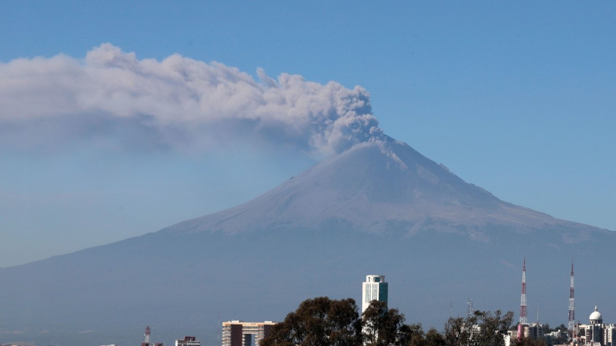 El volcán Popocatépetl sigue activo, pues en las últimas 24 horas se registraron más de 21 horas de tremor