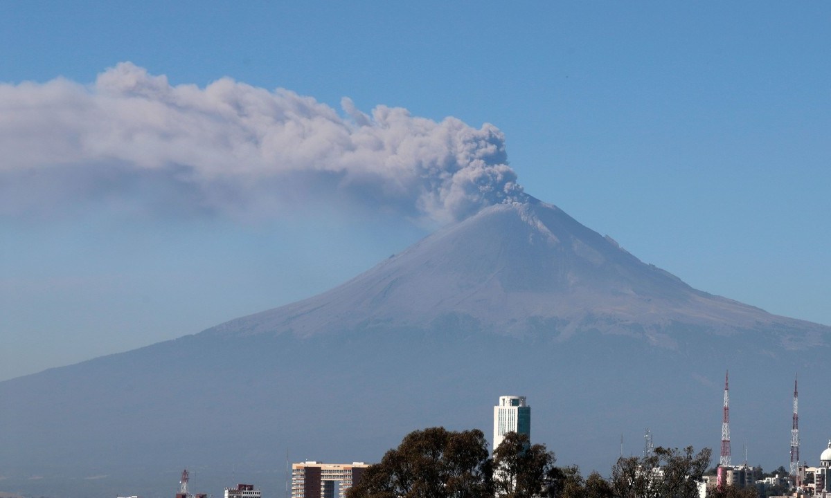 El volcán Popocatépetl sigue activo, pues en las últimas 24 horas se registraron más de 21 horas de tremor