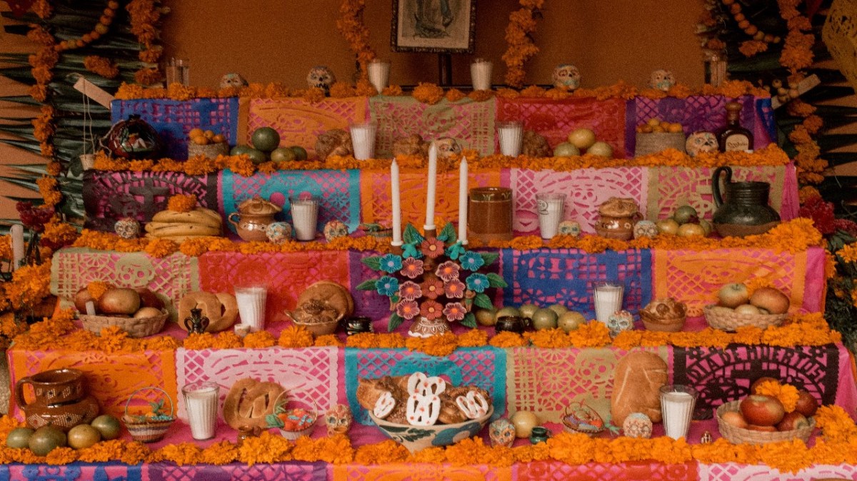 imagen de ofrenda de día de muertos; considerada por muchos mexicanos como apropiación cultural por parte de los extranjeros