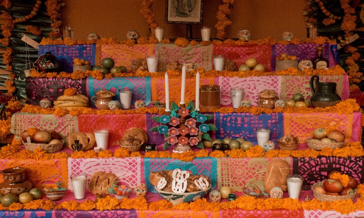 imagen de ofrenda de día de muertos; considerada por muchos mexicanos como apropiación cultural por parte de los extranjeros