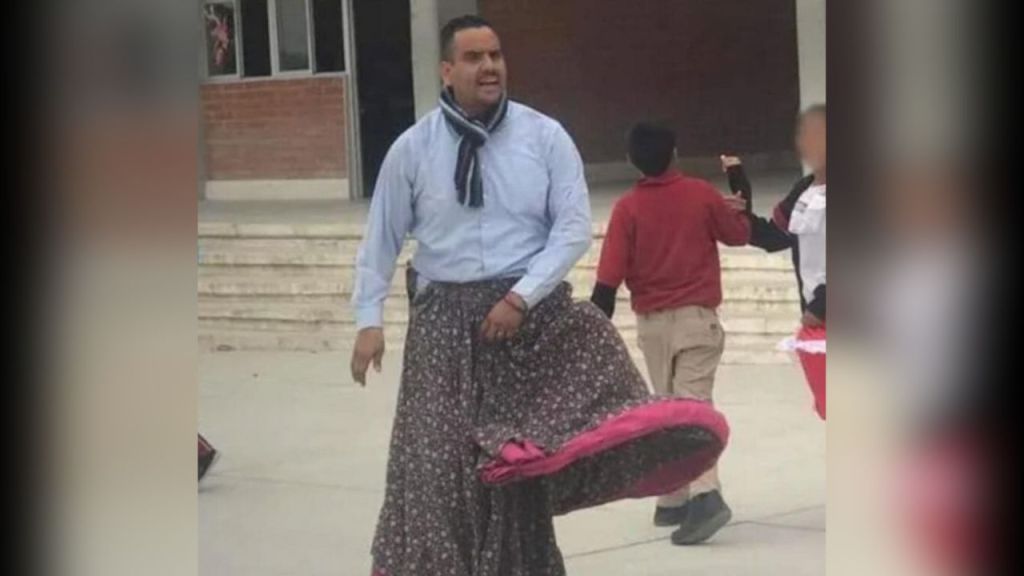 Christian González Luna, docente de Coahuila, se puso una falda para enseñar baile folklórico a sus alumnos se ganó la admiración de más de uno