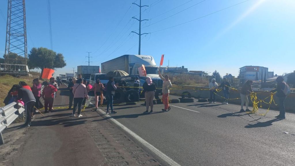 Vecinos del municipio de Atizapán de Zaragoza, en el Estado de México, bloquean la autopista Chamapa-Lechería por falta de agua.