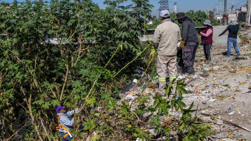 Tras el colapso de un puente peatonal del canal de aguas negras del río "La compañía" en Chimalhuacán, se recolectó 90 toneladas de basura