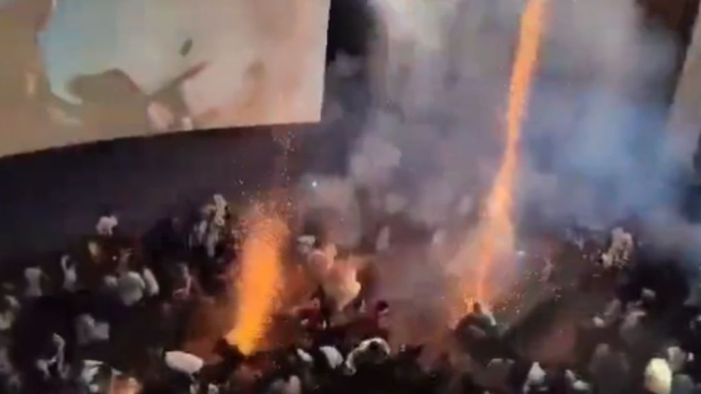 Foto:Captura de pantalla|VIDEO: Fans de Salman Khan prenden fuegos artificiales en una sala de cine