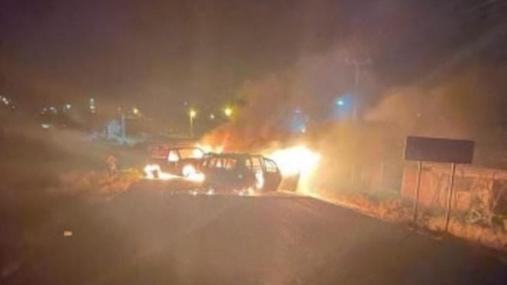 Civiles armados recrudecieron los actos delictivos en distintas carreteras de Michoacán, con la quema de dos automotores y bloqueos
