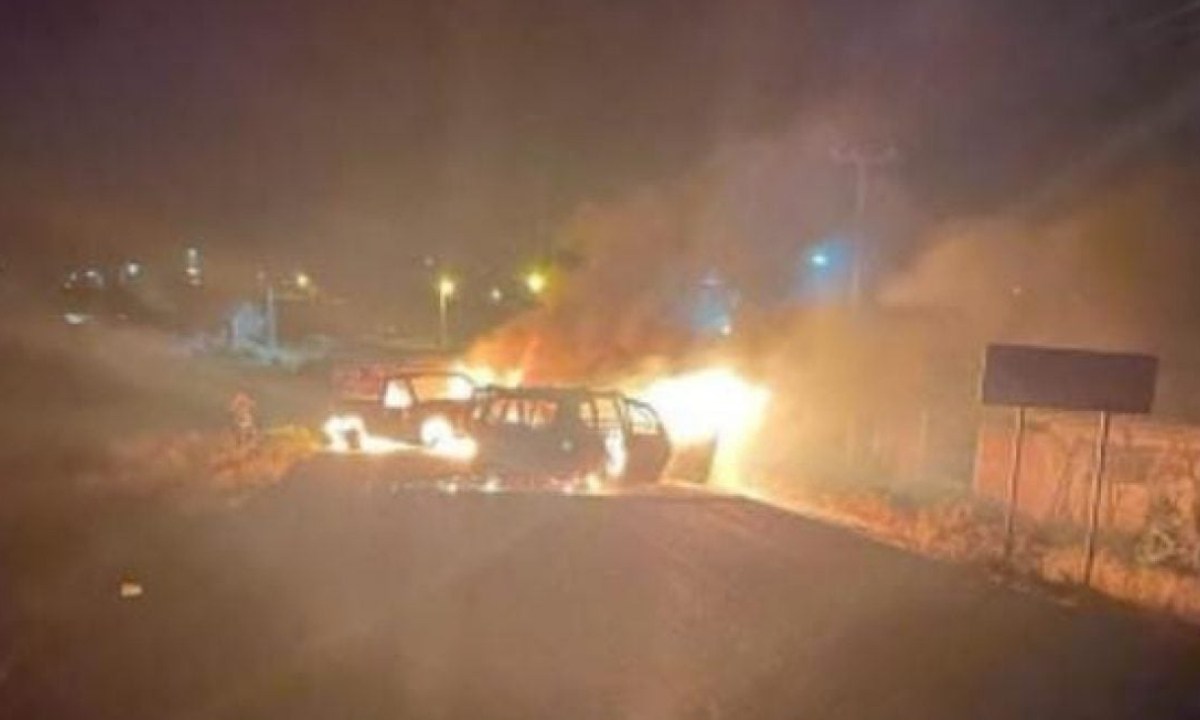 Civiles armados recrudecieron los actos delictivos en distintas carreteras de Michoacán, con la quema de dos automotores y bloqueos