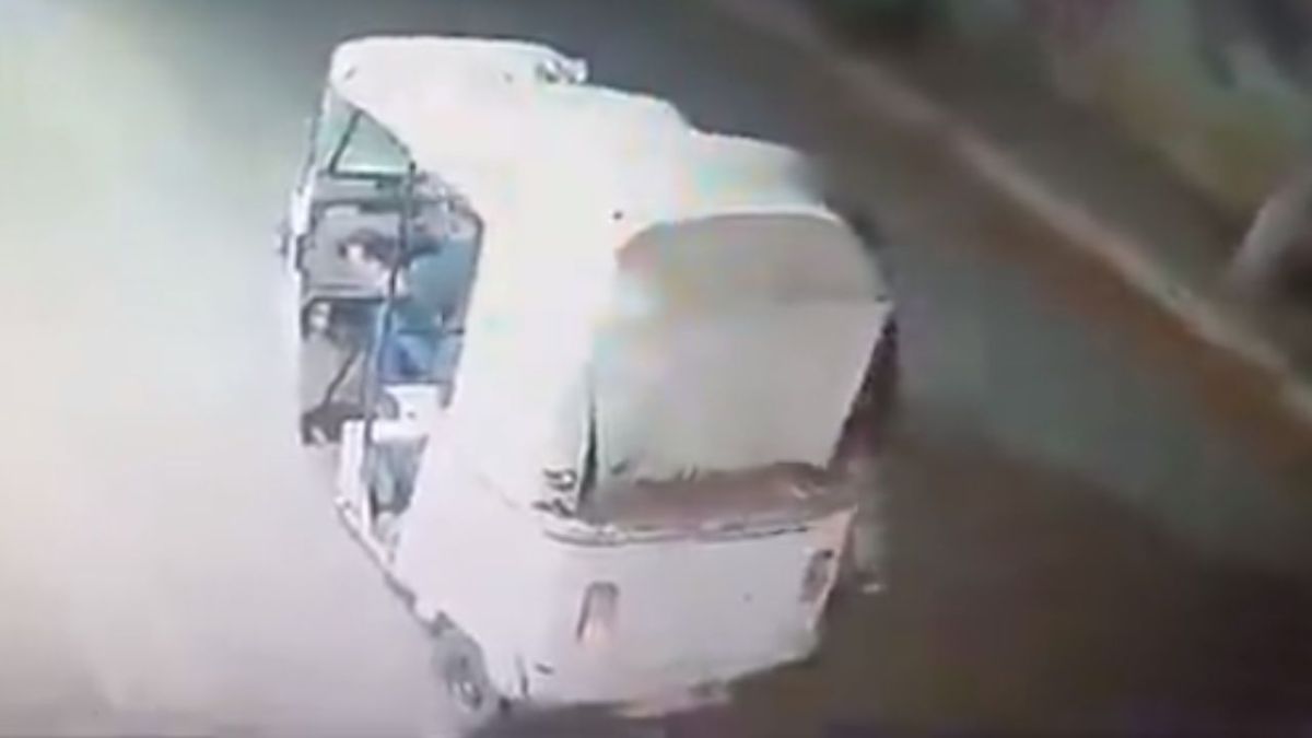 Foto:Captura de pantalla|VIDEO: Hombres someten a mujer y la suben a un mototaxi; autoridades investigan