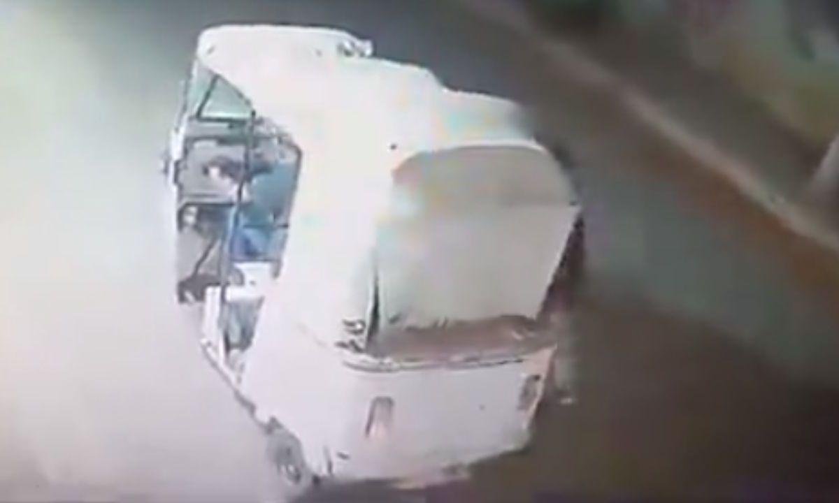 Foto:Captura de pantalla|VIDEO: Hombres someten a mujer y la suben a un mototaxi; autoridades investigan