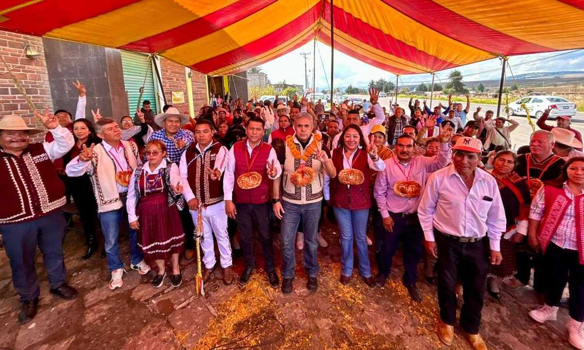 Fernando Vilchis, presidente municipal de Ecatepec, se reunió con artesanos indígenas a quienes ofreció espacios para comercializar productos