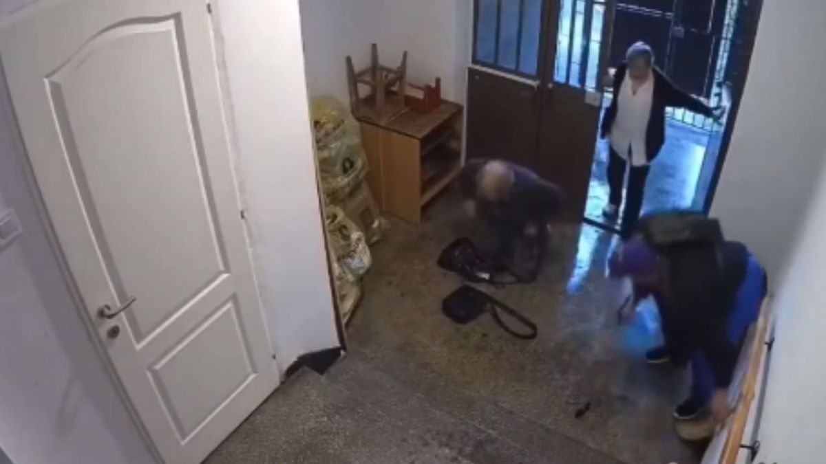 Foto:Captura de pantalla|VIDEO: Hombre golpea y prende en fuego a su tía por herencia