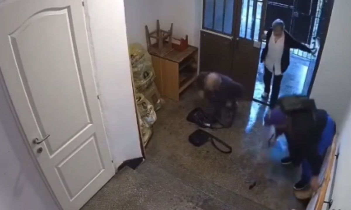 Foto:Captura de pantalla|VIDEO: Hombre golpea y prende en fuego a su tía por herencia