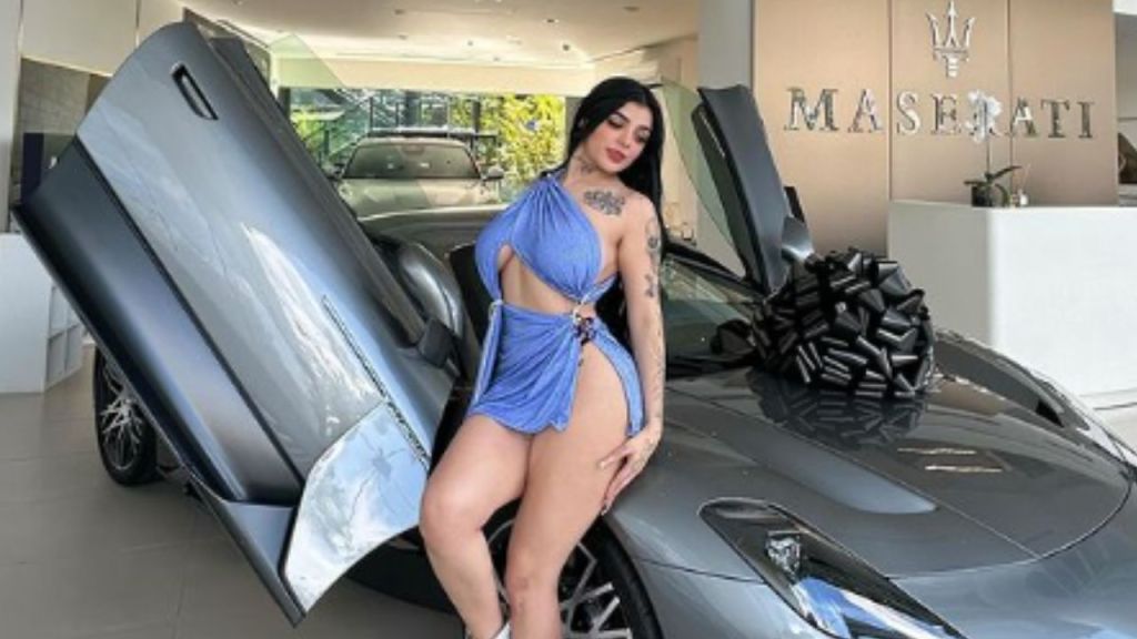 Foto:Instagram/@KarelyRuiz|¡Saquen! Karely Ruiz desata críticas tras presumir su auto de más de 7 millones