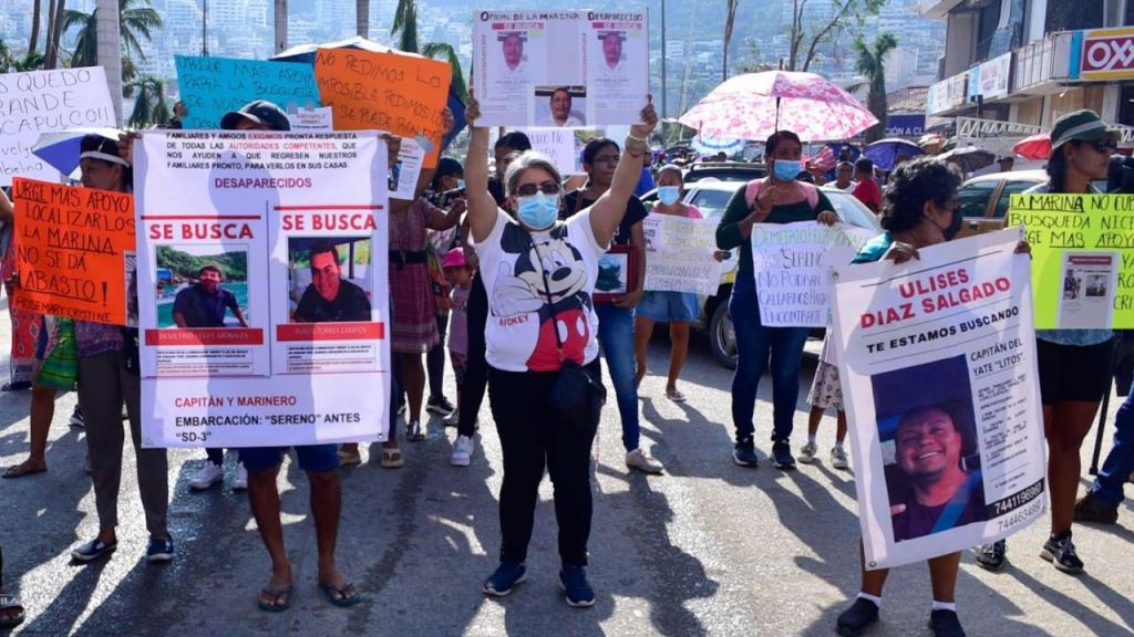 Manifestantes bloquearon la avenida Costera Miguel Alemán, para exigir más inmersiones de búsqueda de marineros desaparecidos